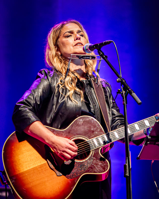 Alexandra Jardvall sjunger med akustisk gitarr p&aring; Flygeln i Norrk&ouml;ping 2024. Foto: Kim Vestbrandt.