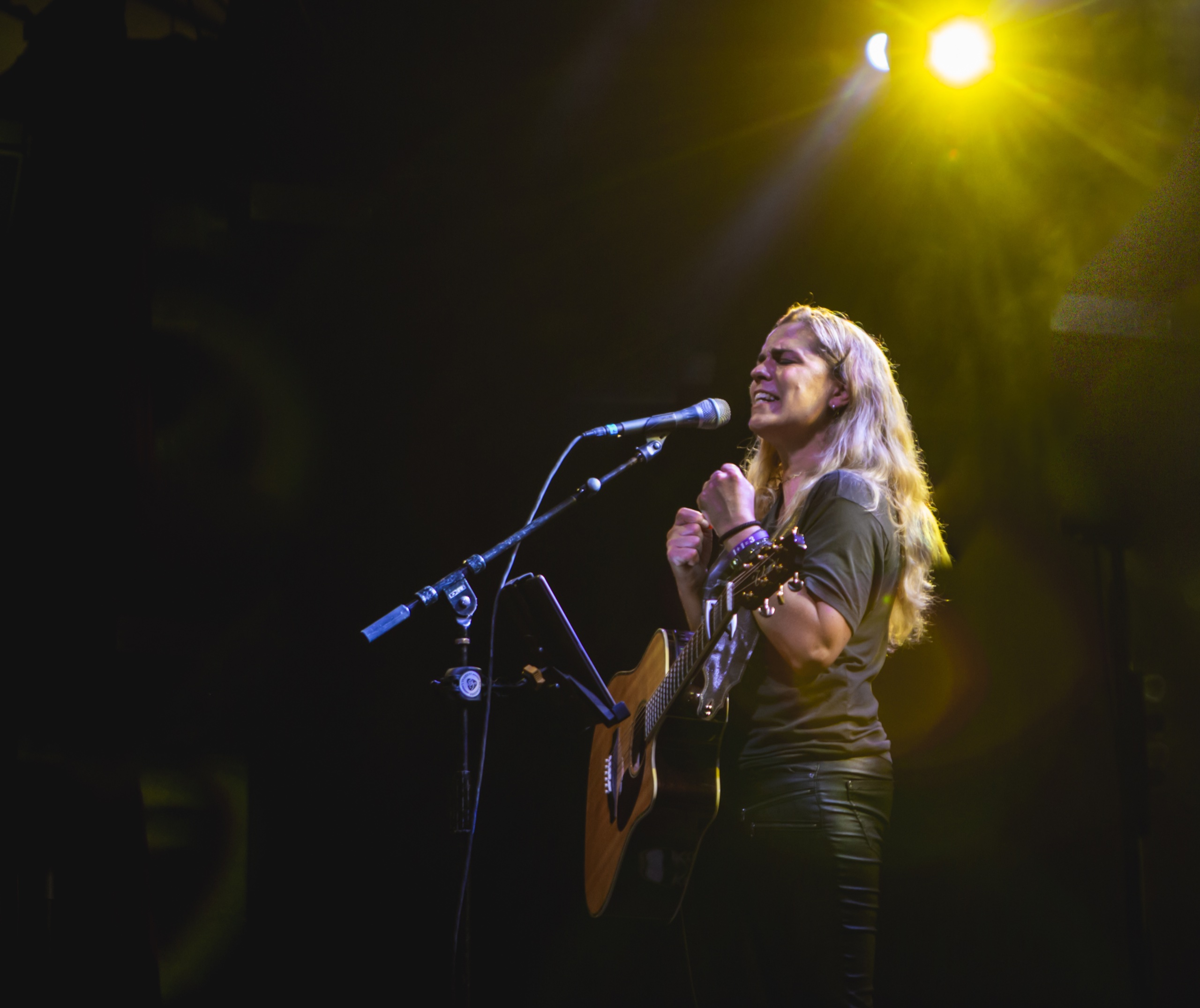 Alexandra Jardvall på scen i gult spotlight, Asbury Park 2023. Foto: Conni Freestone