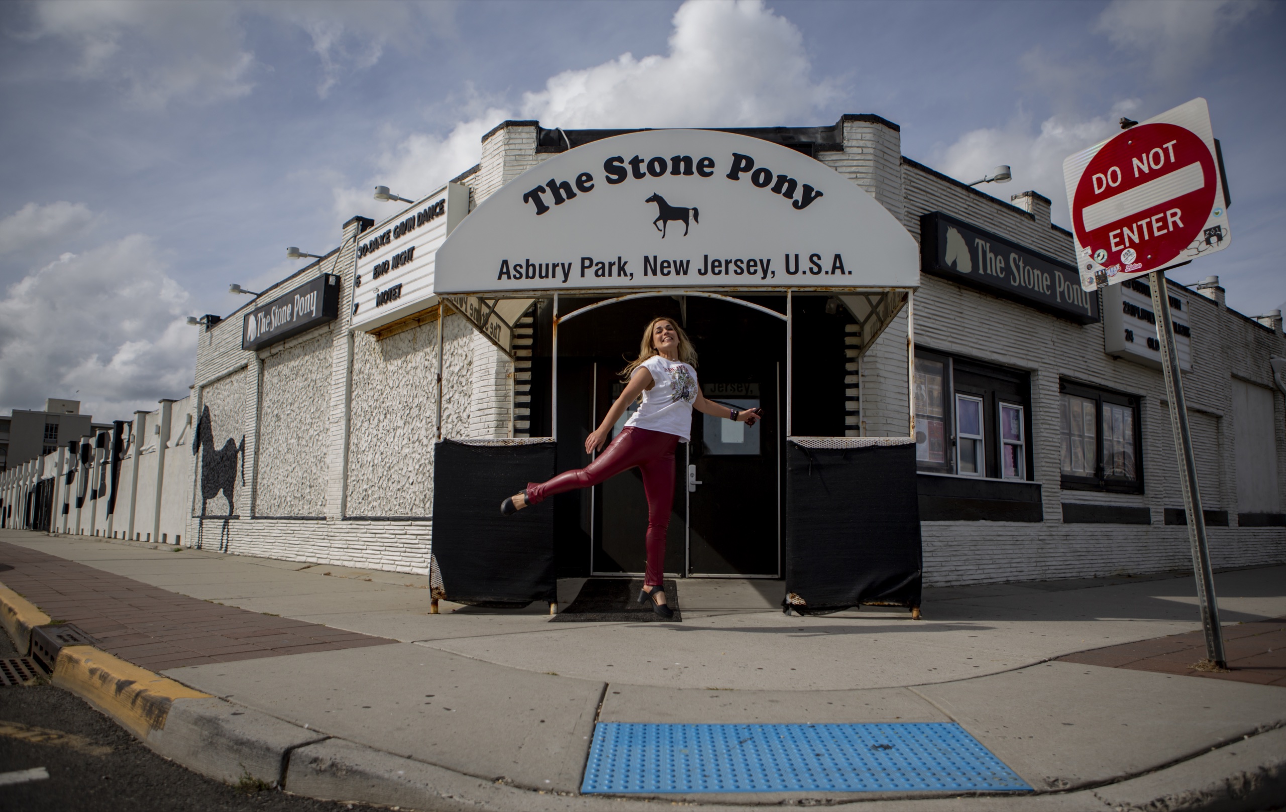 Alexandra Jardvall sparkar upp benet utanför The Stone Pony i Asbury Park. Foto: Conni Freestone