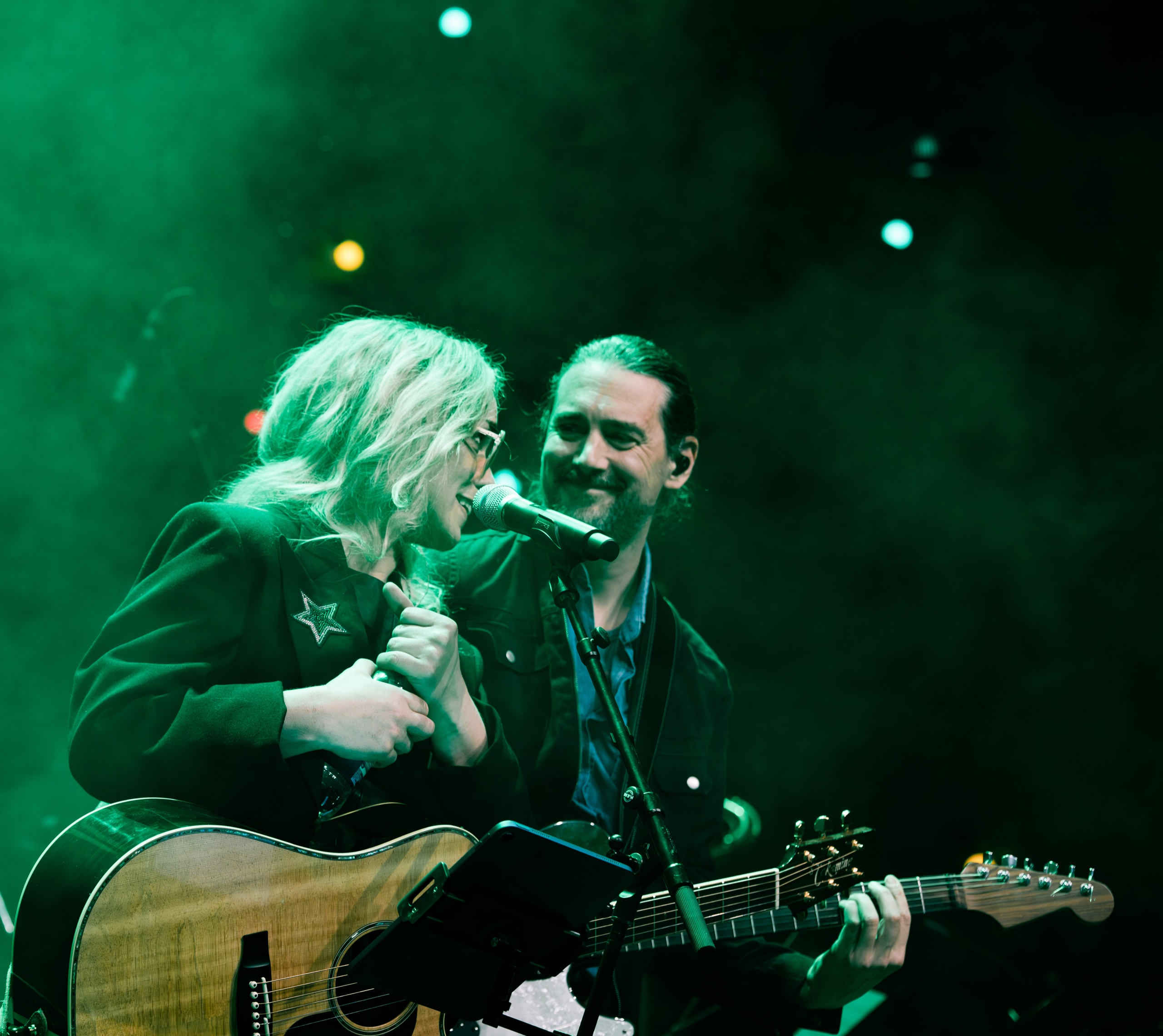 Alexandra Jardvall och gitarristen i SWE Street Band i grönt scenljus. Foto: Conny Myrberg