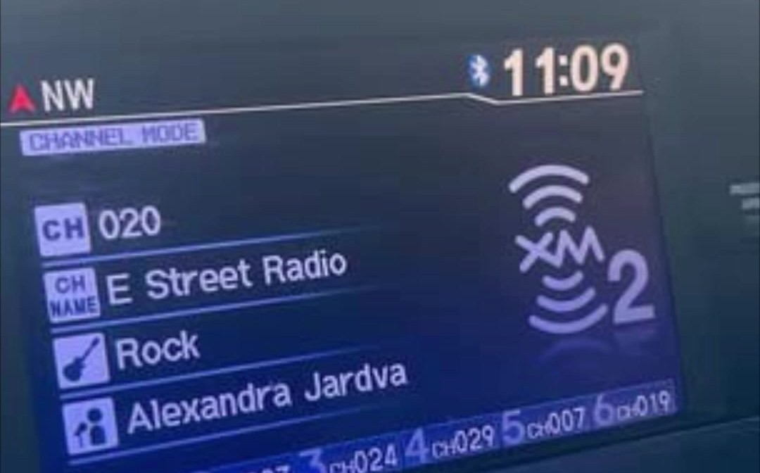 Bilskärm som visar SiriusXM kanal 020, E Street Radio, Rock, Alexandra Jardvall.