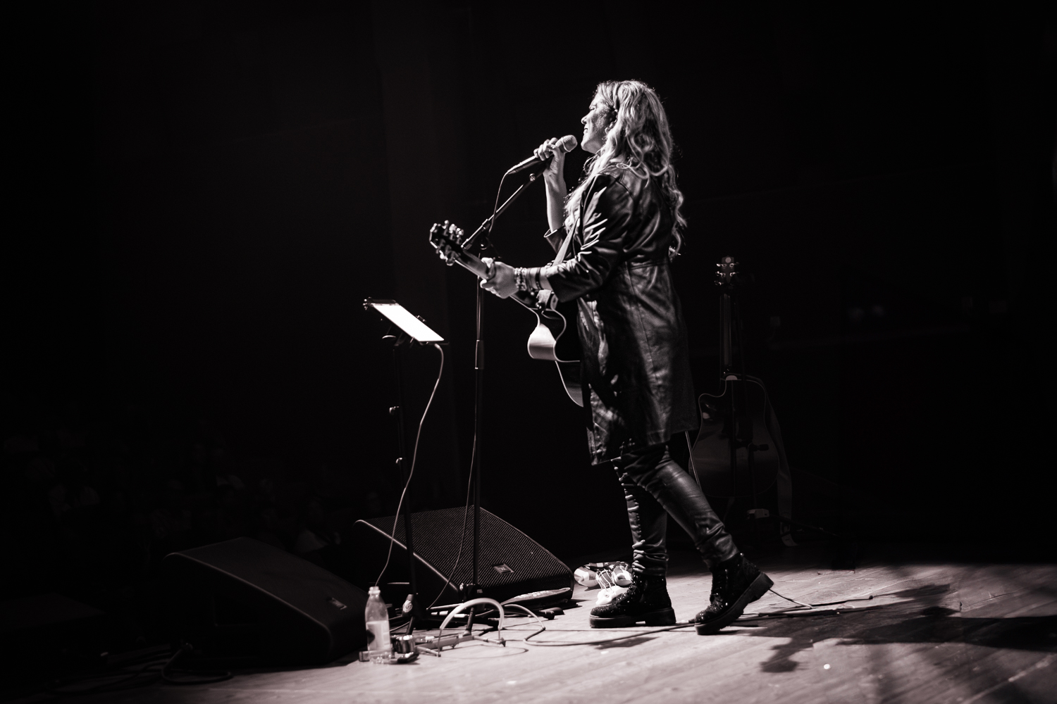 Alexandra Jardvall går över scenen med gitarren på Flygeln i Norrköping 2024. Foto: Kim Vestbrandt