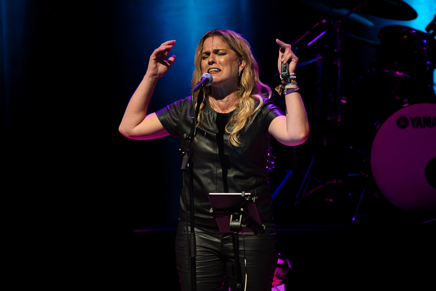 Alexandra Jardvall sjunger utan gitarr på Flygeln i Norrköping 2024. Foto: Kim Vestbrandt