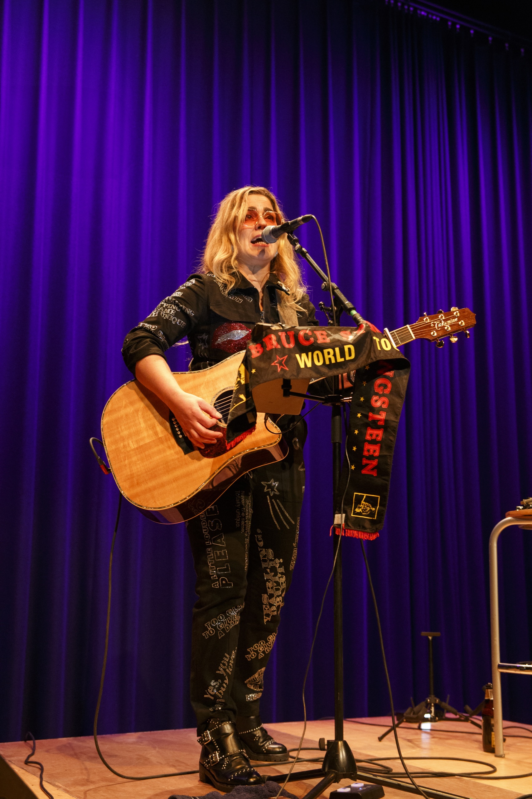 Alexandra Jardvall på scen med gitarren i Utrecht 2025. Foto: Martin Vervaart
