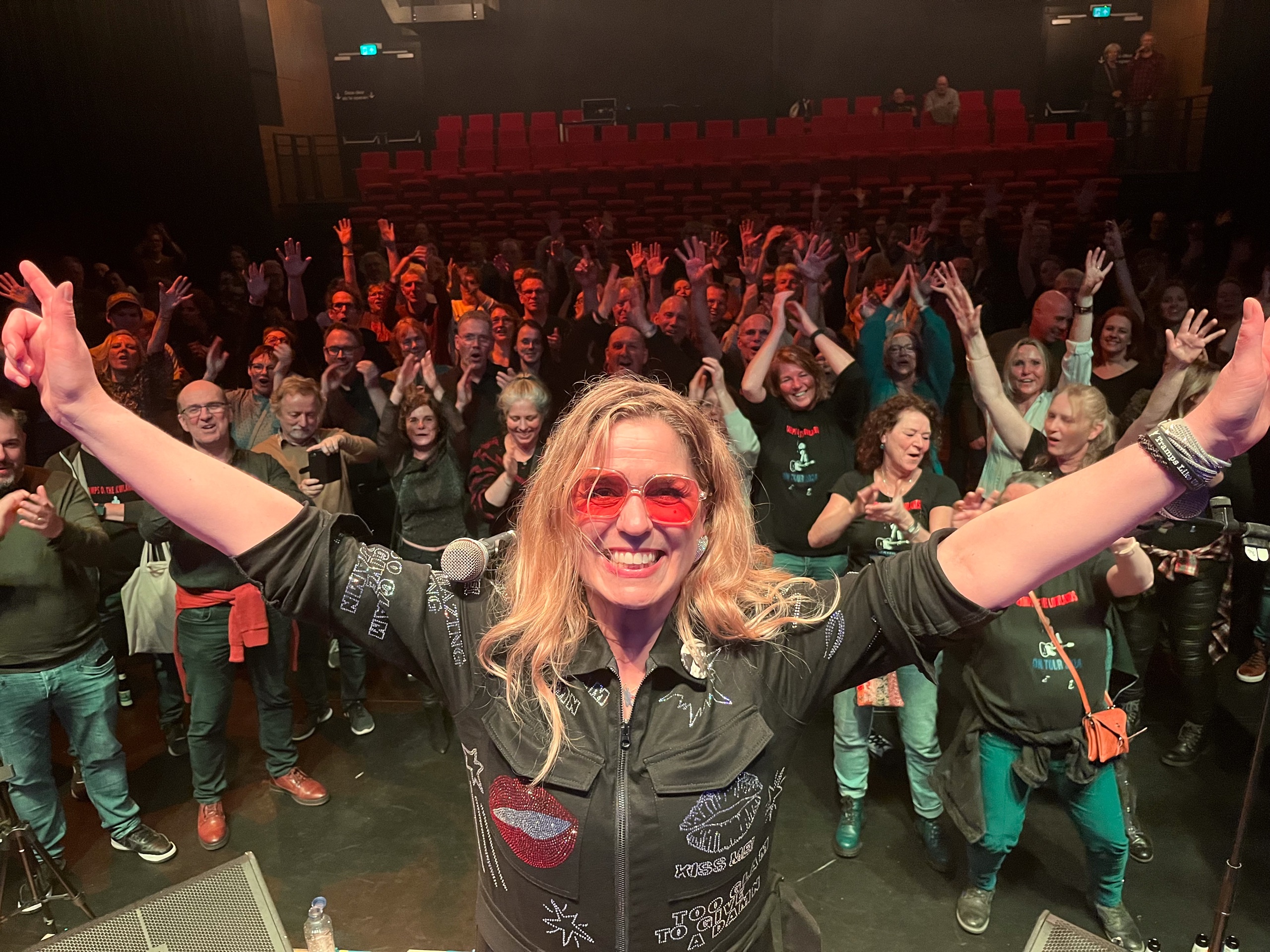 Alexandra Jardvall med armarna utsträckta framför en full salong i Utrecht 2025. Foto: Richard Klootwijk